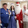 Главврач красноярской краевой больницы в костюме Деда Мороза поздравил с Новым годом детей из ожогового центра (видео)