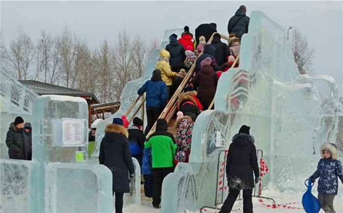 «Лёд нормальный, но в конце тыр-тыр-тыр»: стоит ли ехать на главную ёлку Красноярска?