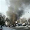 «Небо заволокло черным дымом»: на правобережье Красноярска вспыхнула шиномонтажка (видео)