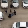 На Караульной неадекватный мужчина бегал по машинам и повредил их (видео)
