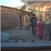 Полицейские помогли хозяину горящего гаража в Емельяново спасти имущество и освободить проезд для пожарных (видео)