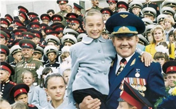 «Мне приходилось разрушать, а теперь я создаю»: как генерал Лебедь основал в Сибири школы для кадет и гимназисток