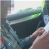 В Ачинске двое приятелей под «синтетикой» ехали на автомобиле и попались полицейским (видео)