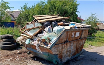 «Стали зарастать грязью»: левобережный регоператор провел рейд по площадкам для мусора в красноярской Покровке