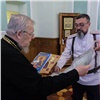 Красноярскому митрополиту передали копию мироточащей иконы из ДНР 