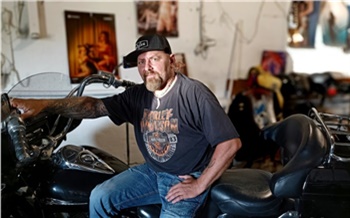 «В машине вешают иконки, а на мотоциклы — черепа»: истории брутального красноярского байкера