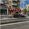 В центре Красноярска на проезжей части вспыхнул автомобиль (видео)