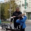 46-летний железногорец надавал «лещей» 8-летнему мальчику, который заступился за бабушку на остановке (видео)