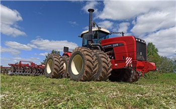 «Могучий и удобный»: как сибирские аграрии работают на новых тракторах RSM 2375