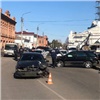 Выехавший на встречку водитель BMW врезался в «Тойоту» и автобус в Минусинске 