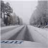 Федеральную трассу под Красноярском засыпает снегом. Водителей просят снизить скорость