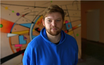«Я „Папин-Сибиряк“»: как красноярский художник стал дворником в школе и начал рисовать прямо на стенах