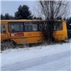 Автобус со школьниками столкнулся с кроссовером на заснеженной дороге в Красноярском крае 