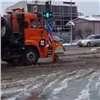 Красноярские дорожники чистят от ледяной жижи улицу Весны (видео)