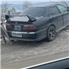 На Копыловском мосту в Красноярске автоледи обрушила забор на пешехода (видео)