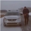 «На ногах пальцы ломит»: замерзающего на трассе водителя-пенсионера отогрели полицейские из Зеленогорска (видео)