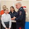 Главный полицейский Красноярского края подарил детям из неблагополучных семей наборы юных химиков (видео)
