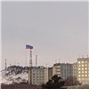 На самой высокой точке в Красноярске подняли огромный флаг России (видео)