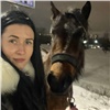 В Красноярске лейтенант полиции спасла лошадь на Октябрьском мосту