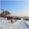 В Красноярском крае мужчина с 4-летней девочкой почти сутки провели на зимнике в заглохшей машине