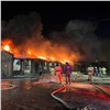 В Красноярске на улице Ломоносова горит склад рядом с вагонным депо (видео)