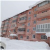 В Красноярском крае молодой рабочий сорвался с крыши пятиэтажки при чистке снега и погиб 