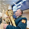 В красноярском аэропорту оркестр из Железногорска исполнил песни военных лет (видео)