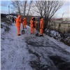 «Мы очень стараемся»: дорожники объяснили, почему не могут быстро очистить превратившиеся в каток тротуары Красноярска