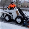 В Красноярске на очистку тротуаров вывели новые машины. Они убирают снег и посыпают дорожки песком (видео)