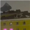 Ураганный ветер разрушил крыши домов в Норильске (видео)
