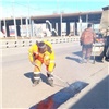 Красноярские дорожники залили литым асфальтом ямы на Свердловской в районе Николаевского моста