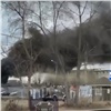 Списанные автобусы загорелись в муниципальном автопарке на правобережье Красноярска (видео)