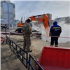 На красноярской Взлетке порвало трубу: десятки домов остались без тепла, движение перекрыто 