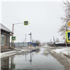 В Красноярске талые воды перекрыли дорогу до дач в районе Нанжуля. Проезд общественного транспорта запрещен