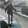 В Норильске мужчина прыгал по крышам легковых автомобилей и попался полиции (видео)