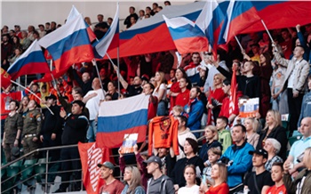 «Азартные и горячие»: лучшие фото с хоккейного матча сборных России и Белоруссии 