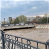 В Красноярске резко поднялся уровень воды в Каче. Есть угроза подтопления