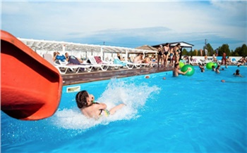 «Подари себе лето!»: под Красноярском стартует сезон в аквапарке с домами А-фрейм и живописным озером