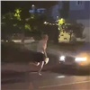 В красноярском Солнечном мужчина в одних трусах кидался на машины (видео)