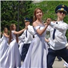 Прощальный вальс: в Красноярске у БКЗ прошел выпускной праздник кадет и гимназисток