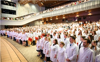 «Счастье быть полезным людям»: в Красноярске больше 650 выпускников медуниверситета дали клятву врача