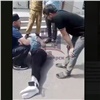 В Красноярске неадекватный мужчина ворвался в мечеть и побил окна (видео)