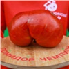 Жительница Минусинска получила «Ниву» за выращенный в теплице томат-гигант