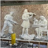 Красноярцам показали процесс реставрации горельефа со стен школы № 21