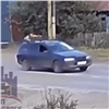 В Ужуре пьяный угонщик прокатил на крыше сына хозяина авто (видео)