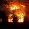 В красноярском СНТ горит частный дом (видео)