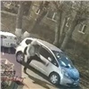 Неизвестный повредил больше 10 машин в красноярском Студгородке (видео)