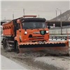 124 машины спецтехники убирают непрекращающийся снег в Красноярске (видео)
