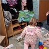 «Бегали босиком в одном белье»: железногорка на сутки бросила троих детей в комнате общежития