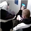 В Красноярске молодые вандалы устроили погром в лифте (видео)